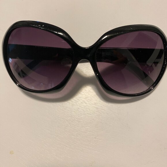 Jessica Simpson Oversized Black Framed Sunglasses